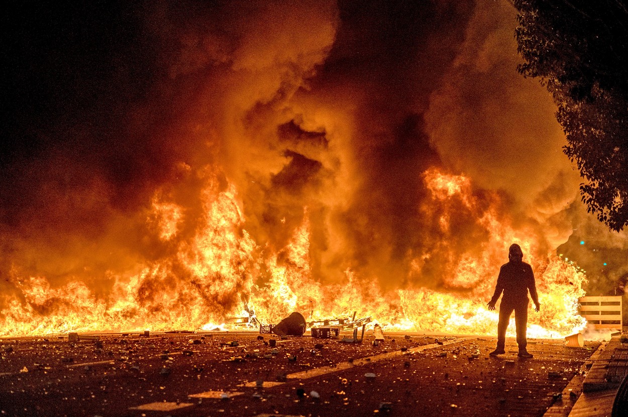 VIDEO, FOTO. Violențe în Spania: Anarhiștii au ridicat baricade, au distrus vitrine și au incendiat pubele pentru a patra zi la rând