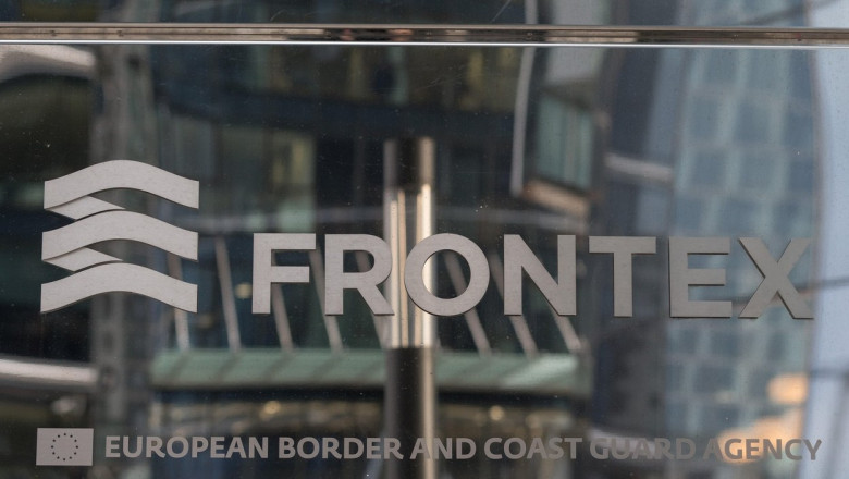 Logoul FRONTEX pe o ușă de sticlă.