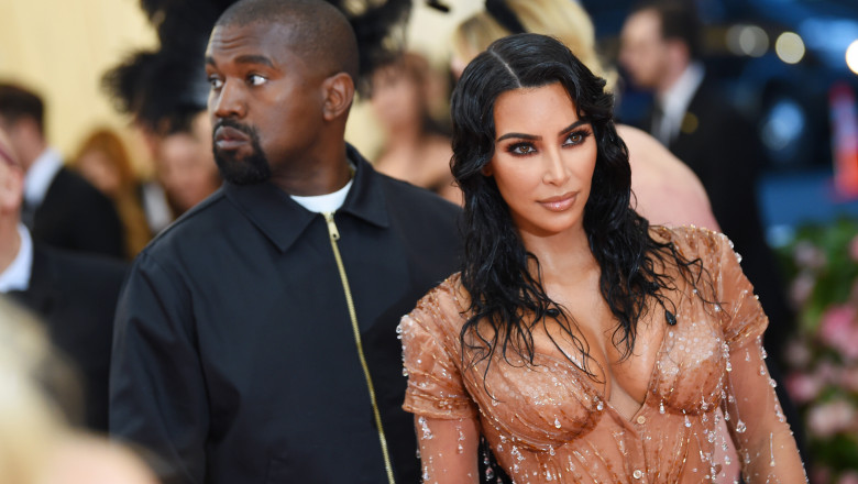 Kim Kardashian și Kanye West isi fac aparitia la o gala de moda in 2019