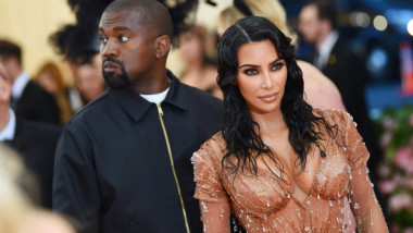 Kim Kardashian și Kanye West isi fac aparitia la o gala de moda in 2019