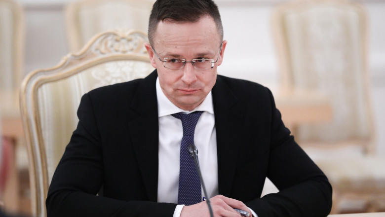 ministrul ungar de externe sta la o masa a discutiilor la moscova
