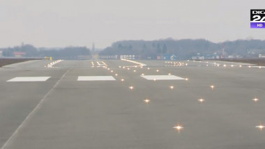 pista de aeroport cu lumini de semnalizare incorporate in asfalt