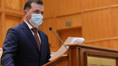 Deputatul PSD Laurențiu Gîdei, cu mască pe față, la tribuna Parlamentului.
