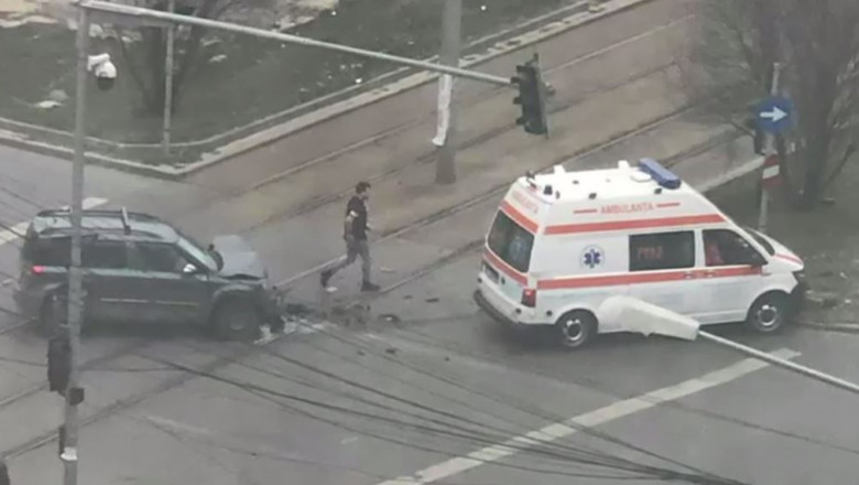 Un SUV și o ambulanță avariate în urma unui accident.