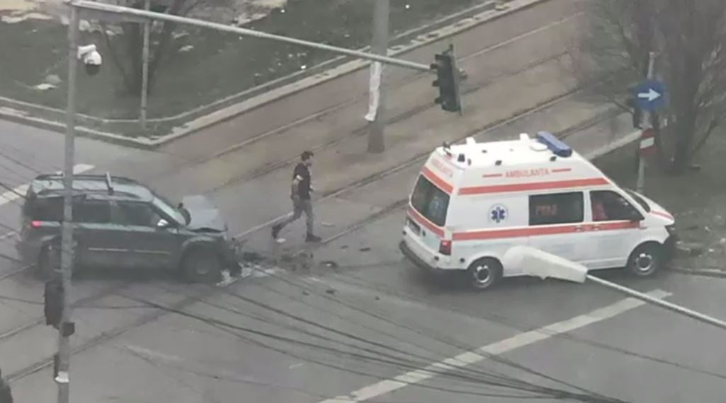 VIDEO. Ambulanță în misiune, implicată într-un accident în București. O asistentă a fost rănită