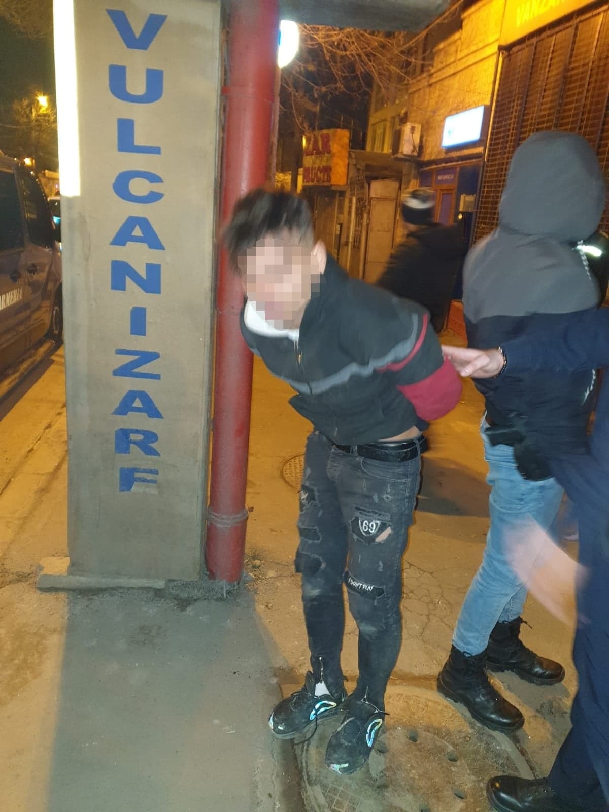 Patru tineri, prinși la furat. Poliția a tras focuri de armă, iar unul dintre s-a ascuns într-o cușcă de câine