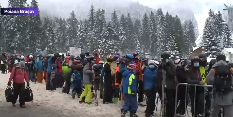 Turiștii au luat cu asalt pârtiile, deși Brașovul este în scenariu roșu