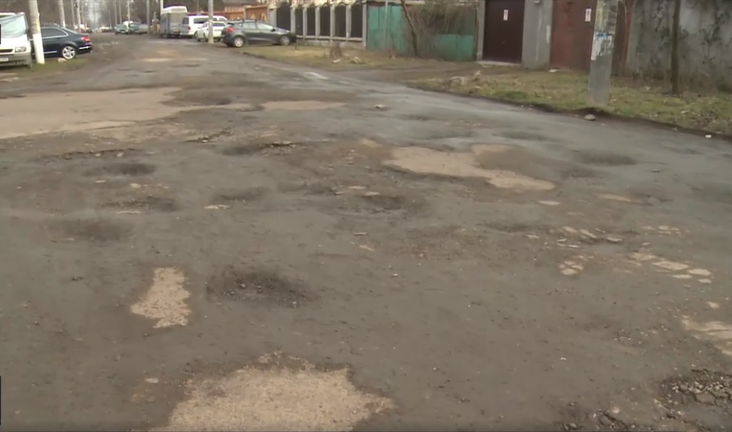 Străzile și gropile lor, noul coșmar al șoferilor din București: „Cum a lăsat-o regele Ferdinand, așa a rămas!”