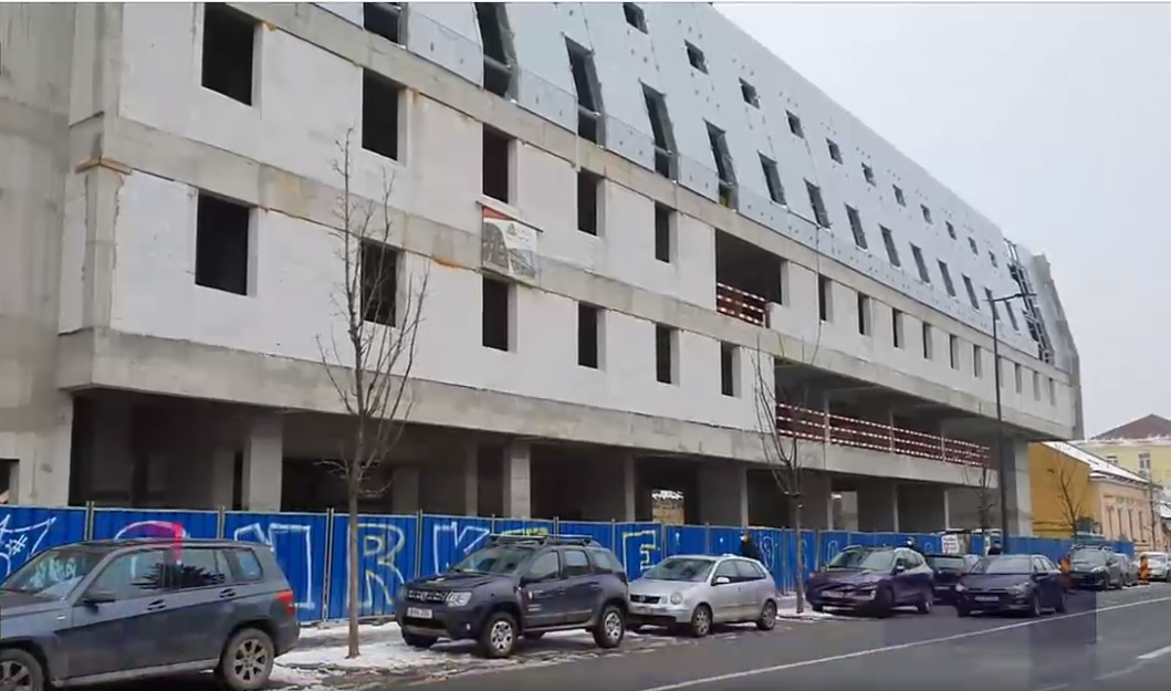 O clădire bizară îi scandalizează pe clujeni. Primăria spune că investitorul a obținut avizul direct de la București