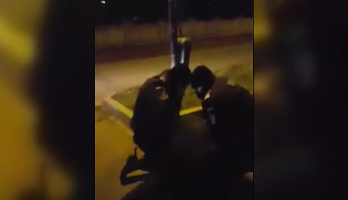Un bătrân, ofițer în rezervă, pus la pământ pentru nepurtarea măștii. Bărbatul spune că a fost o tentativă de omor