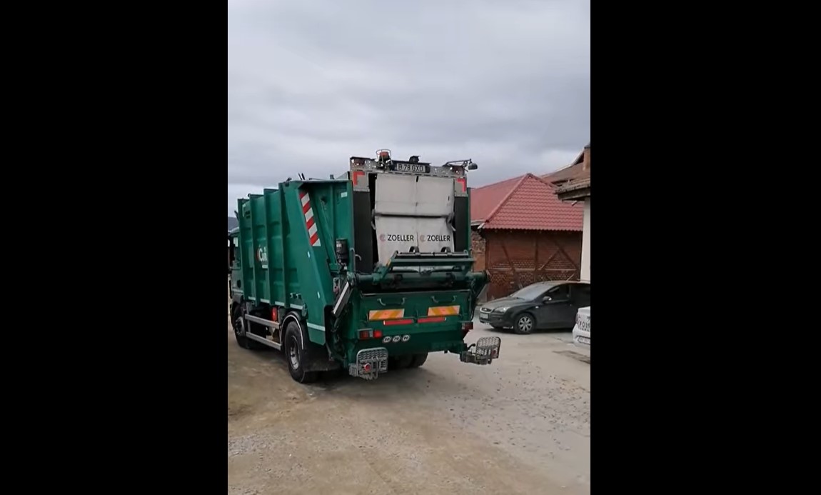 VIDEO: Transport de lemne cu mașina de gunoi
