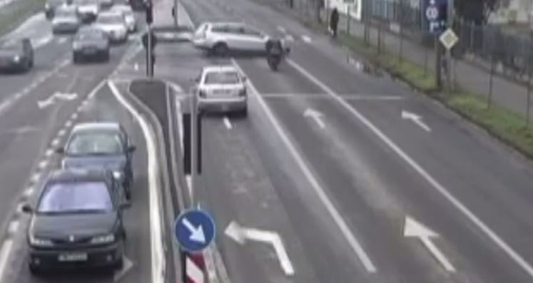 VIDEO. Motociclist grav rănit după ce a intrat în plin într-o mașina care i-a tăiat calea