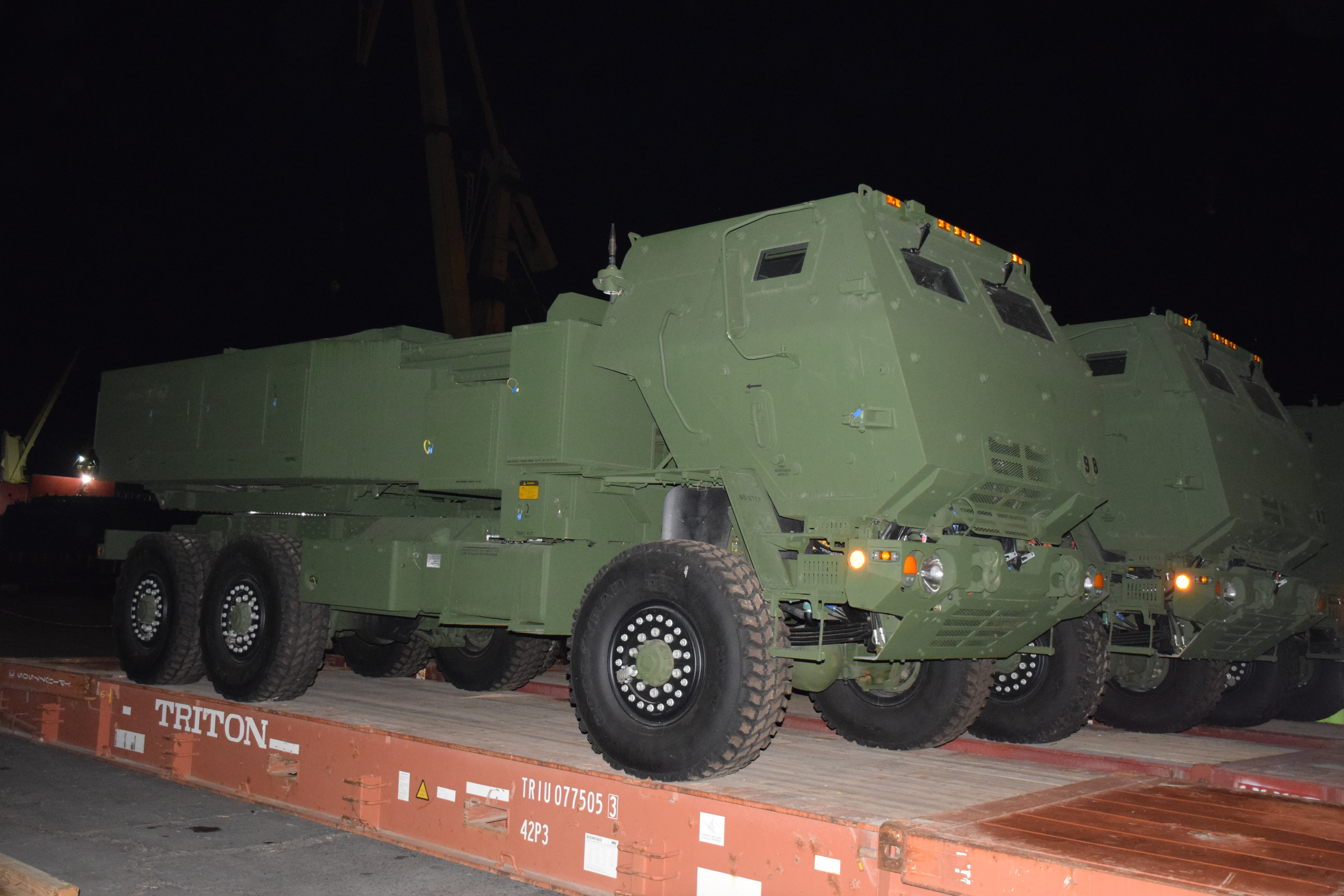 FOTO, VIDEO. Elementele primului sistem de rachete HIMARS au ajuns în România. Acestea vor fi instalate la Focșani