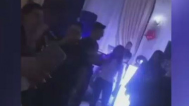 Tineri care dansează la o petrecere ilegală în Giurgiu