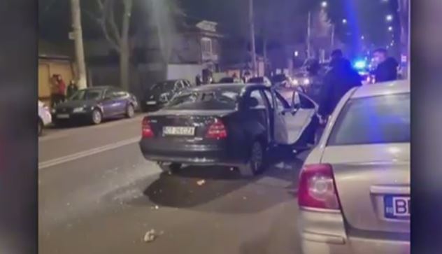 Răfuială cu pietre și bâte între interlopi. Până să vină polițiștii au fugit toți, iar în urma lor au rămas două mașini distruse
