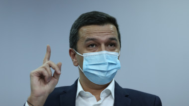 Sorin Grindeanu poartă mască de protecție și face declarații.