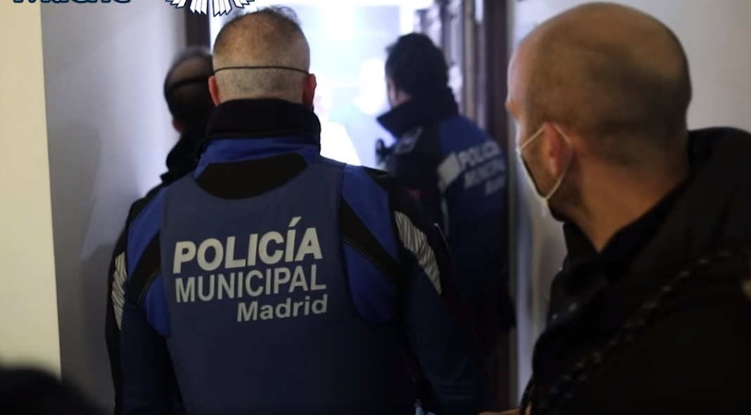 Polițiștii veniți să pună capăt petrecerilor ilegale la Madrid s-au confruntat cu situații hilare