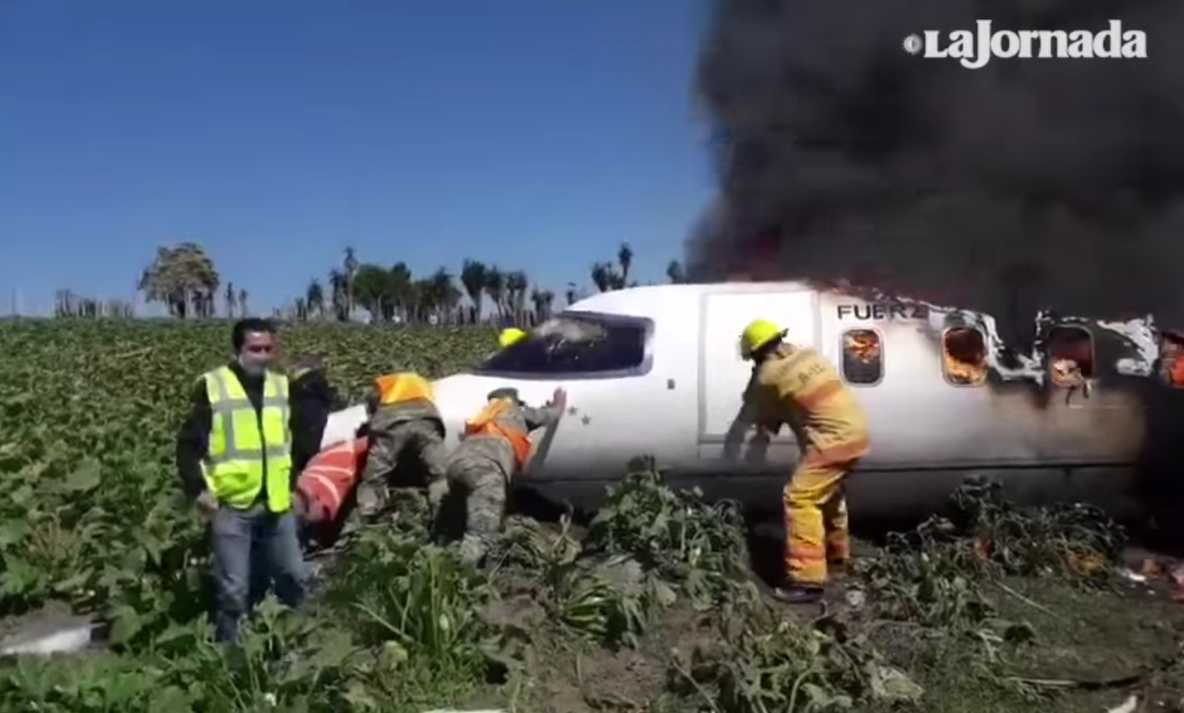 VIDEO: Șase militari au murit după prăbușirea unui avion în Mexic. Intervenție la limită a salvatorilor