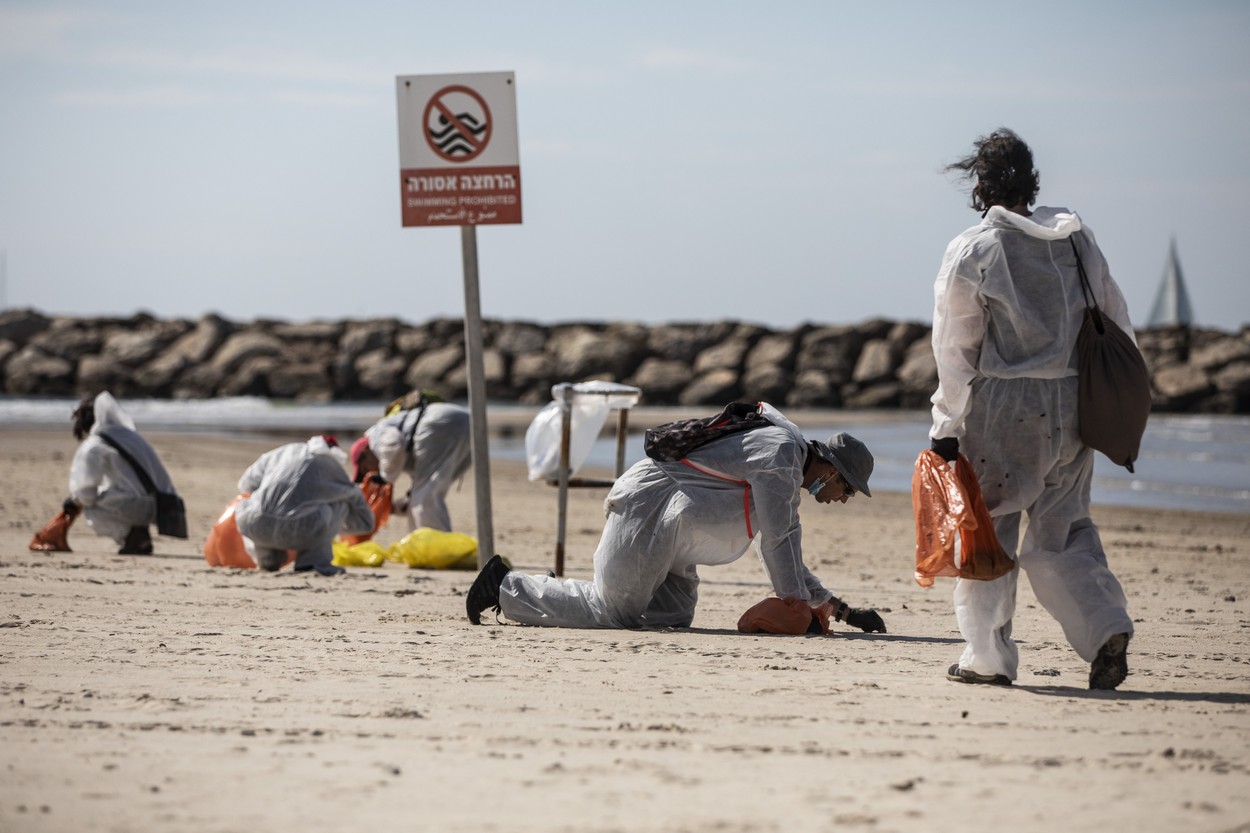 Israelul închide plajele mediteraneene în urma unei deversări de gudron