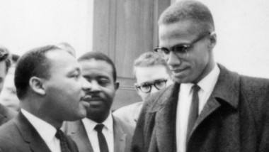 Martin Luther King și Malcolm X vorbesc inaintea unei conferinte de presă, în martie 1964. fotografie alb negru