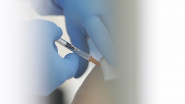 vaccinare seringa tinuta de o asistenta