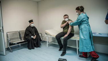 Kostadin Angelov, ministrul Sănătății din Bulgaria, a fost vaccinat anti-COVID împreună cu episcopul Tihon, pe 27 decembrie.