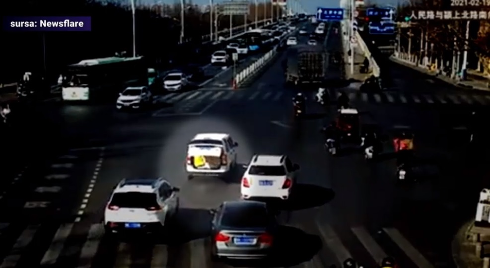 VIDEO. Copil pierdut din portbagaj în plin trafic