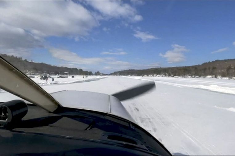 VIDEO. Imagini inedite cu un avion care aterizează pe un lac înghețat din SUA. Cât măsoară stratul de gheață