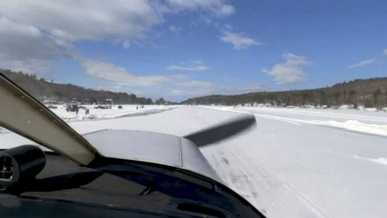 Avion care aterizează pe un lac înghețat din SUA.
