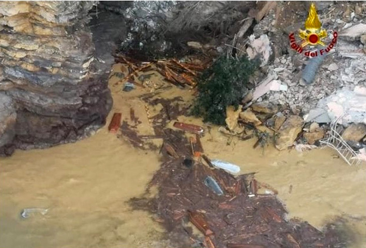 Imagini teribile în Italia, unde o alunecare de teren a aruncat în mare 200 de sicrie