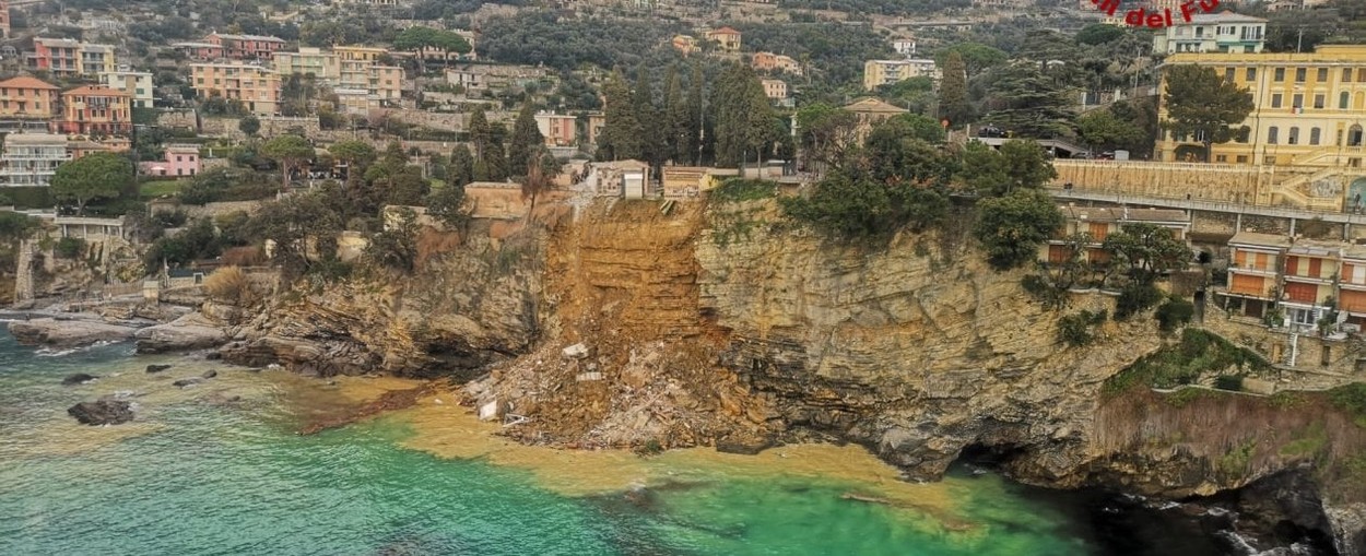 Landslide in the cemetery of Camogli, 200 coffins in the sea