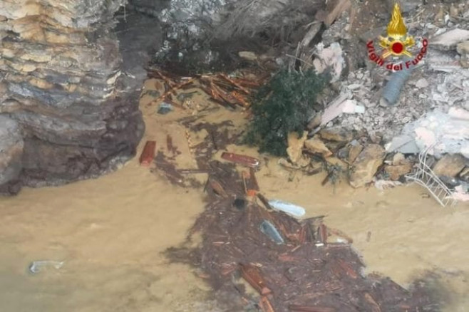 Landslide in the cemetery of Camogli, 200 coffins in the sea