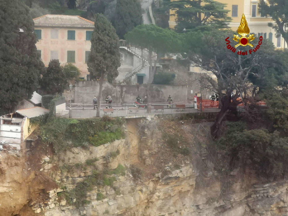 Landslide in the cemetery of Camogli, 200 coffins in the sea