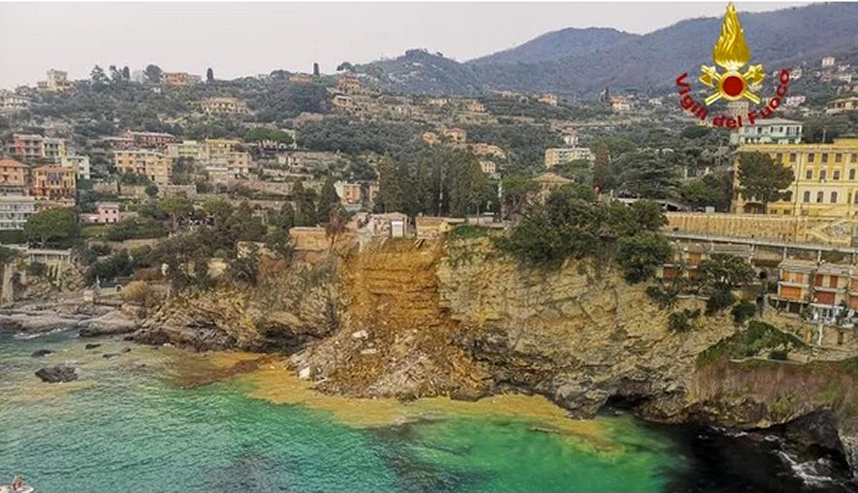 Italy: Landslide in Camogli, part of the cemetery collapse. At least 200 coffins end up in the sea Camogli