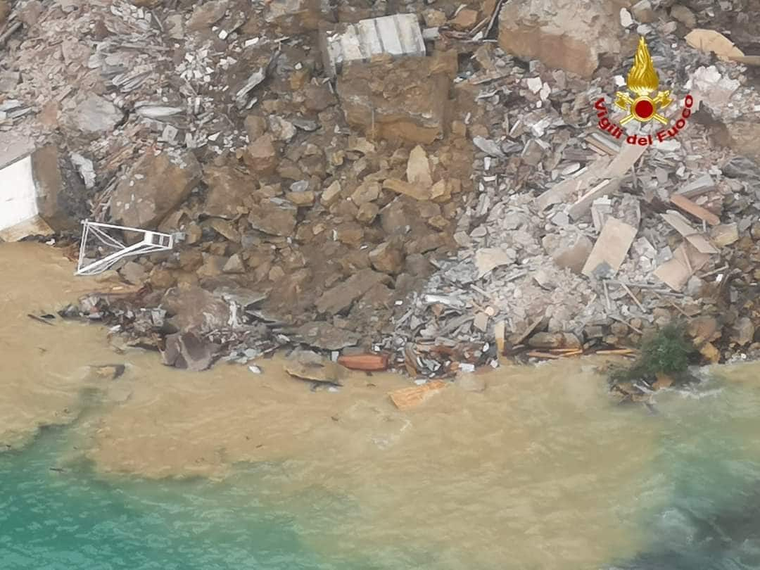 Landslide in the cemetery of Camogli, 200 coffins in the sea