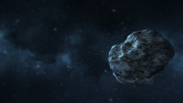asteroid in spatiul cosmic