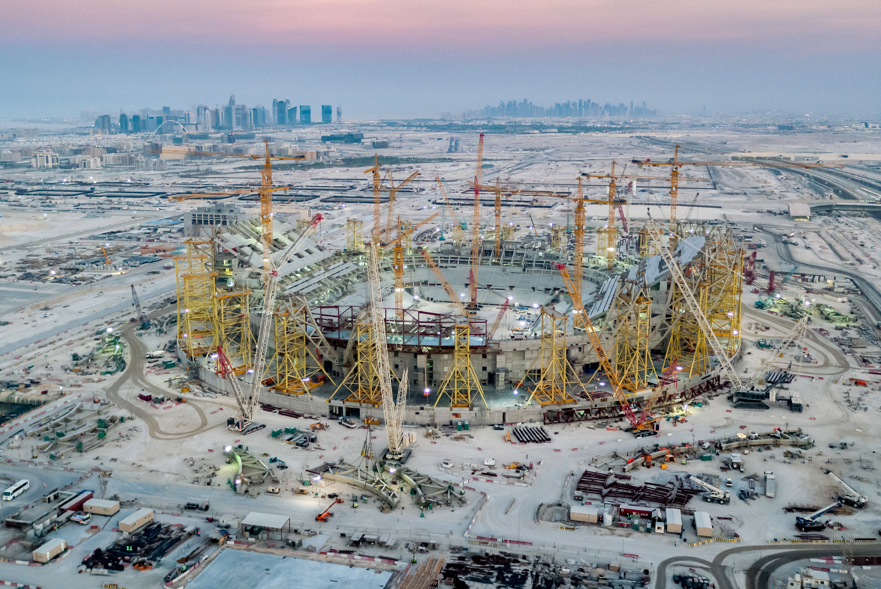 The Guardian: Cel puțin 6.500 de muncitori migranți au murit în Qatar în timpul pregătirilor pentru Cupa Mondială din 2022