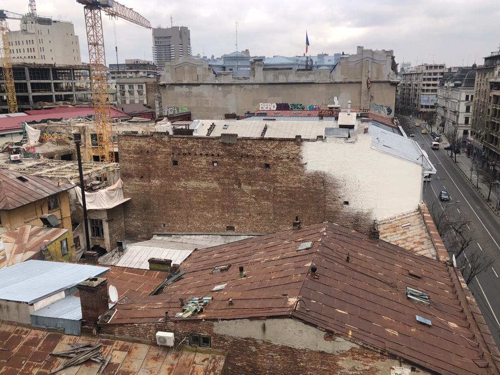 Ce văd turiștii străini de pe terasa hotelului Cișmigiu: Bucureștiul muribund