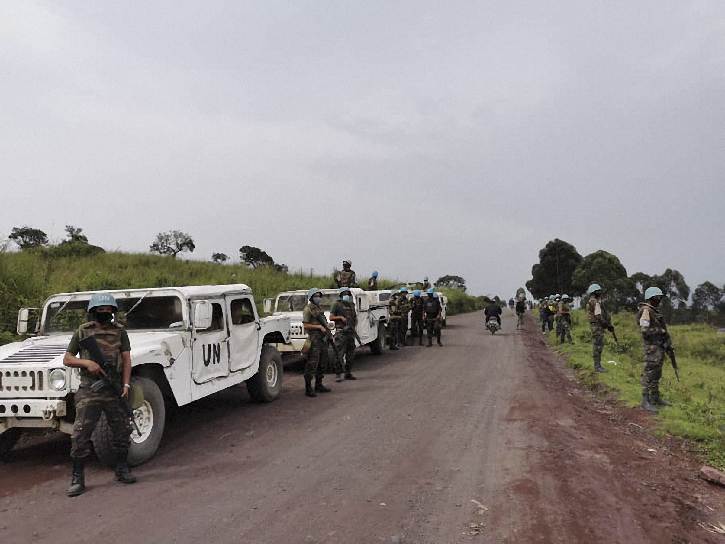 Rebelii acuzați că l-au ucis pe ambasadorul italian în R.D. Congo arată către soldații congolezi și rwandezi