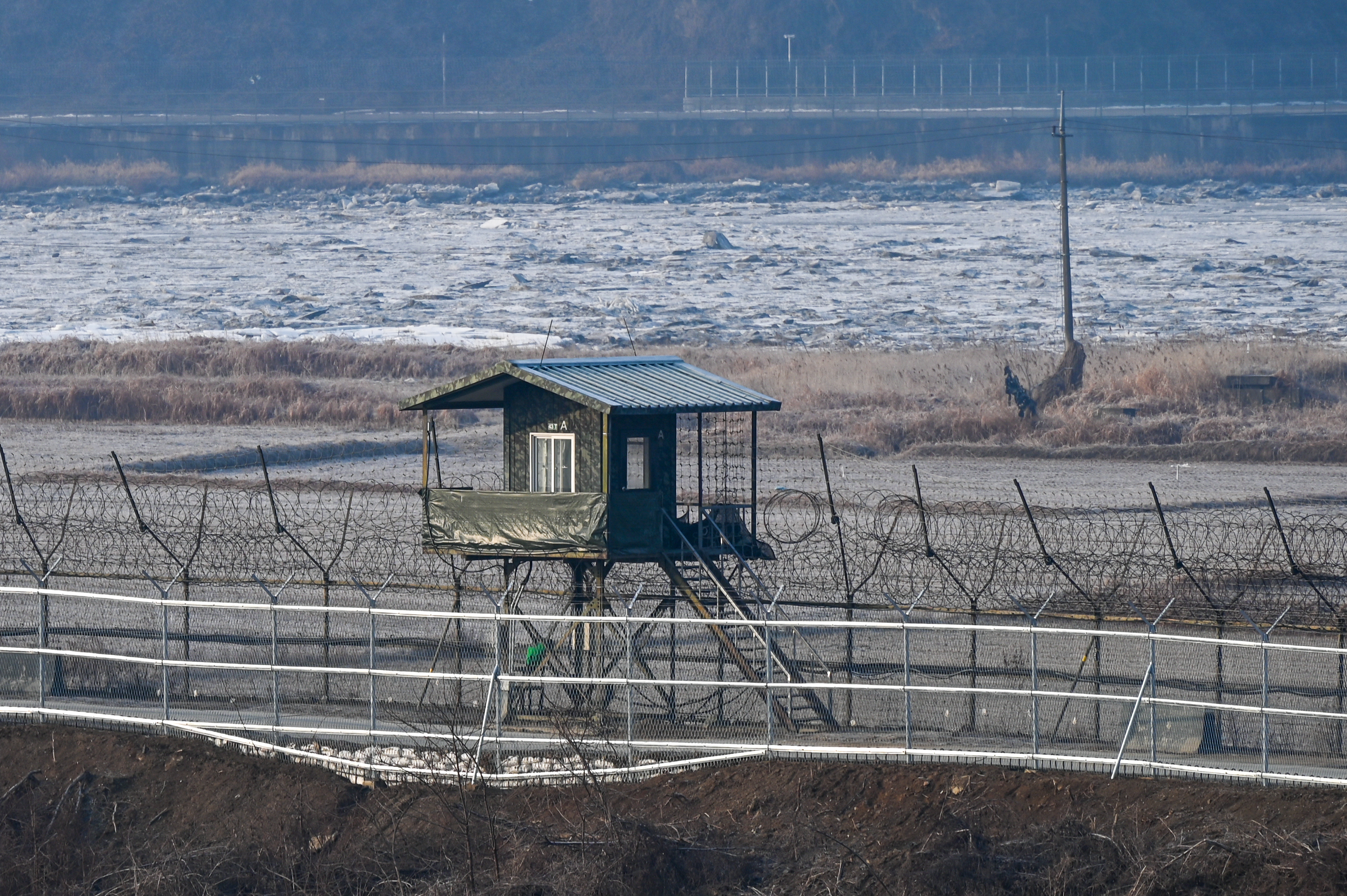 Un nord-corean a umblat ore întregi prin zona demilitarizată, filmat și declanșând alarme, iar Coreea de Sud nu l-a depistat