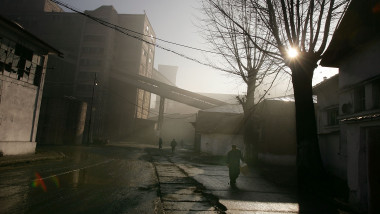 Mineri din Petrila merg spre casă la finalul unei zile de muncă, în decembrie 2006. Foto: GettyImages