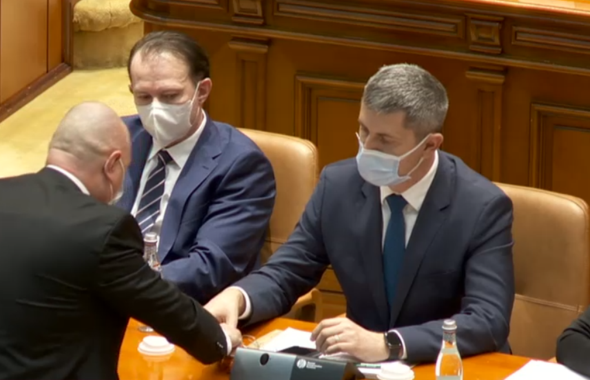 VIDEO. Un funcționar al Parlamentului, chemat să-i ridice ochelarii lui Dan Barna, căzuți pe jos. Barna: o întâmplare „absolut banală”