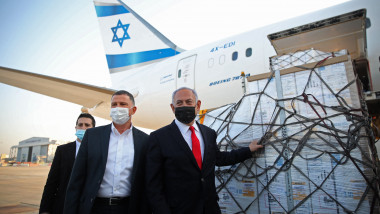 premierul israelului pe aeroport la primirea unei transe de vaccin pfizer