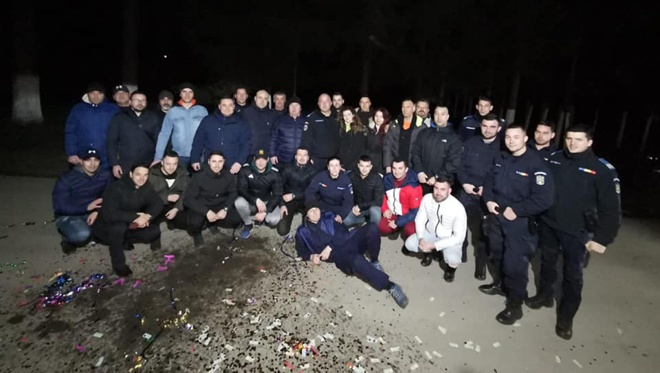 Zeci de jandarmi din Brașov, amendați după o petrecere-surpriză pentru șeful lor, fără măști și distanțare fizică VIDEO