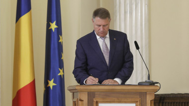 presedintele iohannis semneaza un document