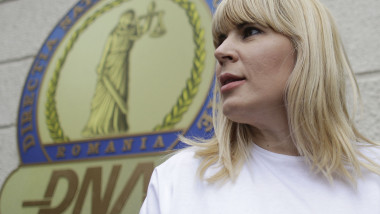 Elena Udrea în fața sediului DNA.