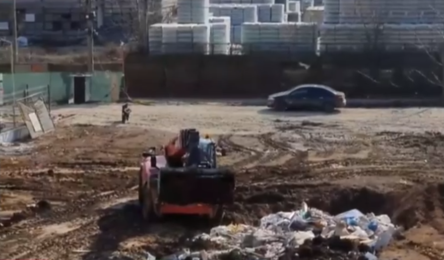 Dezvoltator imobiliar prins când îngropa deșeuri. Ministru: „Se poate schimba imaginea țării dacă suntem fermi și aplicăm legea”
