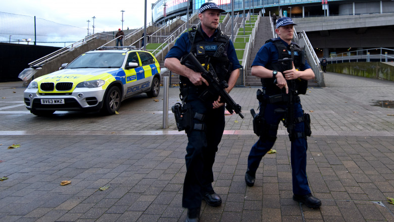 Polițiști din Marea Britanie înarmați cu pistoale-mitralieră.