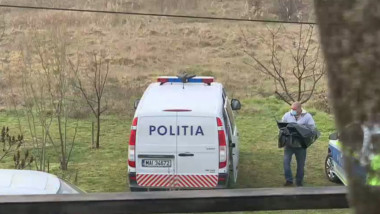 Polițiști pe un câmp de la marginea Timișoarei.