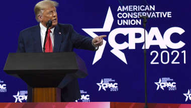 Donald Trump ține un discurs la o conferință din SUA.